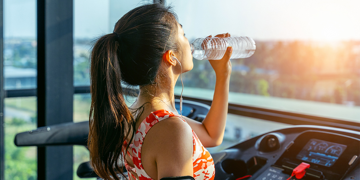 Baisse d'endurance, risques de claquage ou de tendinite, une mauvaise hydratation peut avoir de nombreux effets négatifs sur le corps d'un sportif.